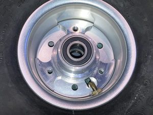 It was easy to close up the 5" hub while checking the O-ring sat in the groove between the two hub halves whitout being pinched. In this and the following images, the machined hub centre is inserted the wrong way around. This is corrected later.